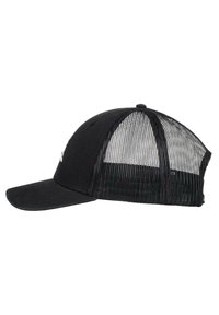 Crna trucker kapa s čvrstim prednjim panelom i mrežastim stražnjim dijelom, s zakrivljenim vizirima i zaobljenim vrhom, dizajnirana za ventilaciju.