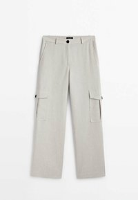 Pantalon cargo beige clair à jambes larges avec poches avant, poches latérales à rabat, passants de ceinture et fermeture à bouton noir.