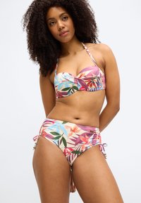 Divu daļu bikini ar ziedu rakstu rozā, zilā un zaļā krāsā. Augšdaļa ir ar strukturētu dizainu; apakšdaļa ir ar regulējamām auklām.