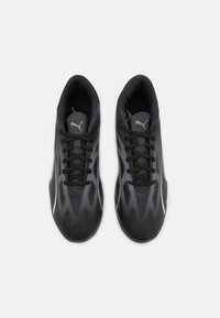 Zwarte sportschoenen met een gestructureerde mesh bovenkant, slank ontwerp en contrasterende grijze accenten. Voorzien van zwarte veters en een gevoerde kraag.