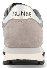 Sneaker in suede grigio con un tallone argentato contrassegnato "SUN68," dotato di una suola intermedia bianca e una suola in gomma nera per migliore aderenza.