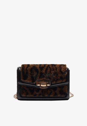 Piccola borsa rettangolare con bordi in pelle nera, patta anteriore in pelliccia a stampa leopardata, chiusura in tono oro e tracolla a catena dorata.