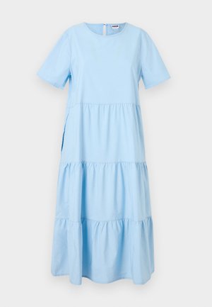 Világoskék pamutruha kerek nyakkivágással és rövid ujjal. Réteges kialakítással és hátsó gombos záródással rendelkezik.