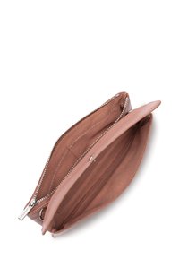 Portafoglio in pelle rosa con una texture liscia, dotato di chiusura a zip, due scomparti e hardware in tonalità argentata sulla zip.