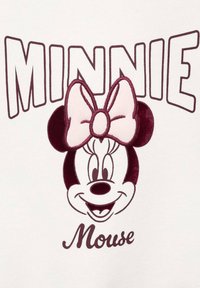 Graphique représentant une souris de bande dessinée avec un nœud rose, accompagnée du texte "MINNIE Mouse" en lettres grasses de couleur bordeaux sur un fond blanc.