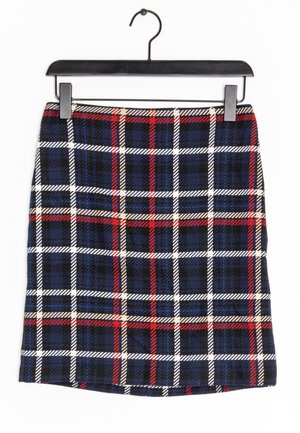 Spódnica do kolan w kratę w kolorach granatowym, czerwonym, białym i beżowym, zawieszona na czarnym wieszaku z klipsami na białym tle.