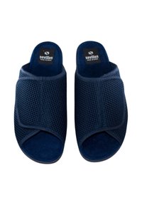 Zapatillas de malla azul marino con dedos al aire y plantillas acolchadas. Cuentan con un forro de tela suave y una suela redondeada y flexible para mayor comodidad.
