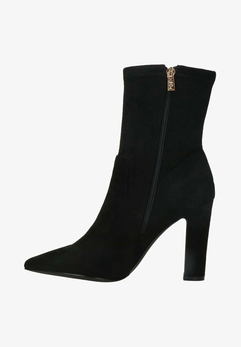 Czarny zamszowy botek za kostkę z szpiczastym noskiem, bocznym zamkiem błyskawicznym i szpilką. Gładka tekstura i dopasowany krój.