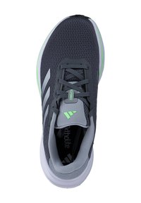 Scarpe da running in rete grigio scuro con lacci grigi, logo verde chiaro sulla linguetta, suola bianca e strisce riflettenti sul lato.