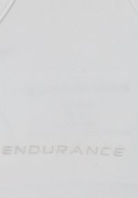 Valkoinen urheilullinen tanktoppi, jossa on sileä pinta ja kohokuvioitu "ENDURANCE"-logo edessä. Yksinkertainen muotoilu ilman lisäkuvioita.