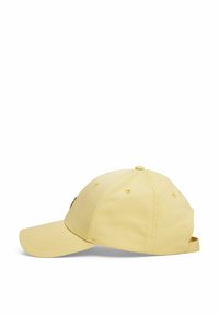 Gul baseball cap med en buet skygge, lavet af stof med en glat tekstur. Har fem ventilationshuller og en justerbar rem.