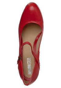 Chaussure Mary Jane en cuir rouge avec un bout arrondi, sangle ajustable avec boucle, texture lisse et doublure intérieure beige.