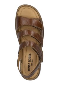 Bruine leren sandaal met drie brede banden, gevoerde binnenzool en zichtbare stiksels. Merknnaam 'JOSEF SEIBEL' is binnenin gedrukt.