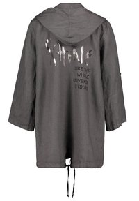 Veste à capuche en lin gris avec une taille à cordon, ornée d'un texte réfléchissant argenté indiquant "BRILLE COMME SI TOUT L'UNIVERS ÉTAIT À TOI."