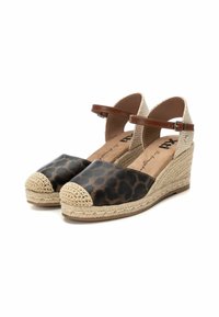 Espadrilles con zeppa a stampa leopardata, con un upper intrecciato, cinturino alla caviglia marrone e dettagli in corda di juta sulla suola. Design con punta chiusa.