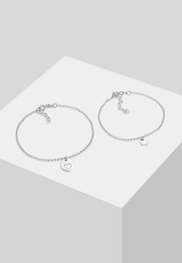 Due bracciali in argento con catena, ciascuno decorato con piccoli pendenti a forma di cuore. Entrambi hanno una chiusura regolabile e un design delicato con perline.