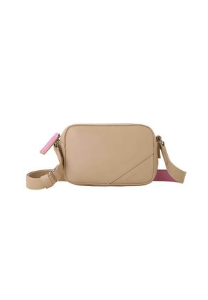 Beige nepleer schoudertas met een roze band. Rechthoekig ontwerp, gladde textuur, met schuine naaddetails en ritssluiting.