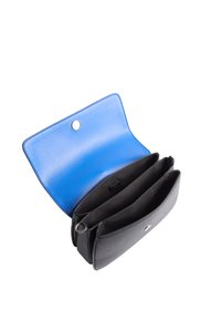 Czarna skórzana kopertówka z niebieskim wnętrzem, posiadająca trzy przegrody i srebrne zapięcie na nap. Teksturowana powierzchnia z minimalistycznym stylem.