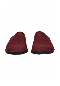 Et par bordeaux filt slip-on hjemmesko med sorte såler, set fra fronten på en hvid baggrund.