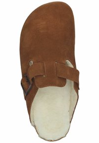 Brązowy zamszowy but wsuwany z dwoma regulowanymi paskami, teksturowana powierzchnia oraz miękka, jasna podszewka.