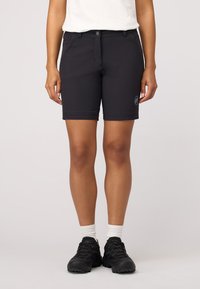 Shorts noirs en tissu doux et extensible. Comprend des poches avant, une fermeture à bouton et un accent de logo sur l'ourlet inférieur.