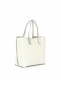 Witte leren tote bag met zwarte accenten, rechthoekige vorm en dubbele handvaten. Hachtige textuur en minimalistisch ontwerp. Merknnaam in reliëf aan de onderkant.