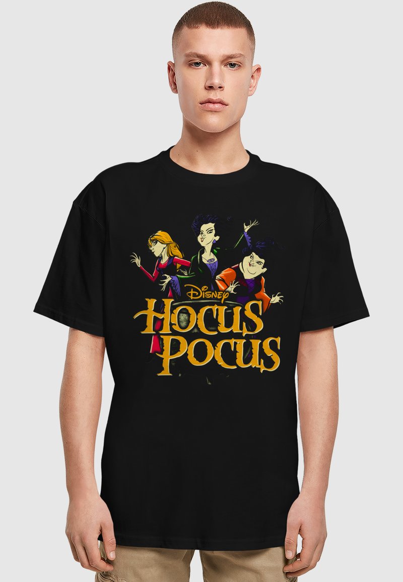 Tricou negru din bumbac, cu un grafic colorat ce reprezintă trei vrăjitoare din "Hocus Pocus" și titlul filmului scris cu litere galbene.