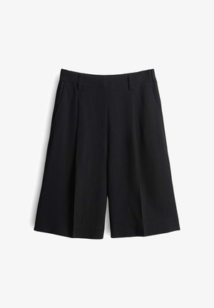 Pantalones cortos plisados negros de tejido suave, con una cintura de altura media y un corte de pierna ancha, adecuados para ocasiones informales o formales.