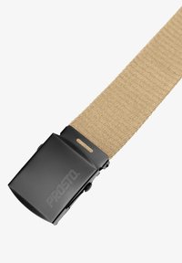 Pasek wykonany z beżowego plecionego materiału z czarną metalową klamrą, na której wygrawerowano słowo „PROSTO”. Charakteryzuje się gładką fakturą i prostokątnym kształtem.