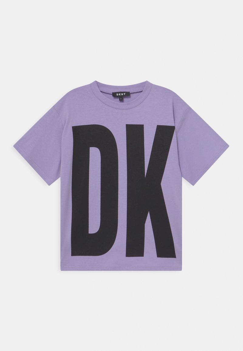 Lavendelfarbenes T-Shirt mit kurzen Ärmeln, vorne mit großen schwarzen "DK"-Buchstaben und einem kleinen DKNY-Etikett im Krageninnenteil.