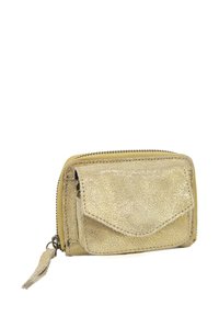 Portefeuille en cuir synthétique doré avec une finition texturée, fermeture éclair et une poche avant équipée d'un rabat et d'un ornement en pampille.