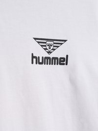 Vit bomullst-shirt med en svart Hummel-logotyp med triangulär design och randiga detaljer. Texturen är mjuk och slät.