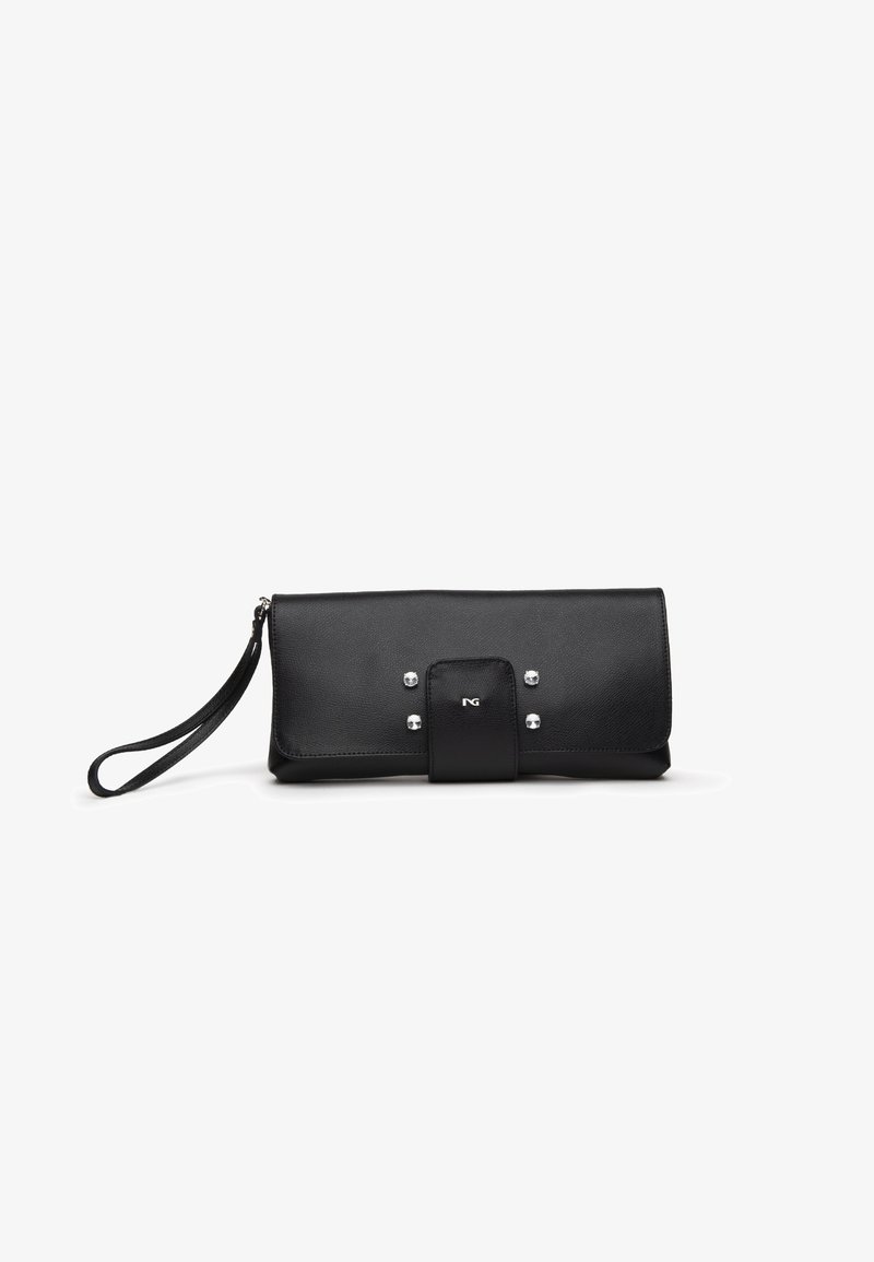 Pochette en cuir noir avec sangle pour poignet, clous argentés sur le rabat avant et petit logo au centre.