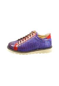Sneaker in pelle viola con motivo a coccodrillo, dettagli rossi, lacci marroni e suola in gomma strutturata. Presenta un design basso.
