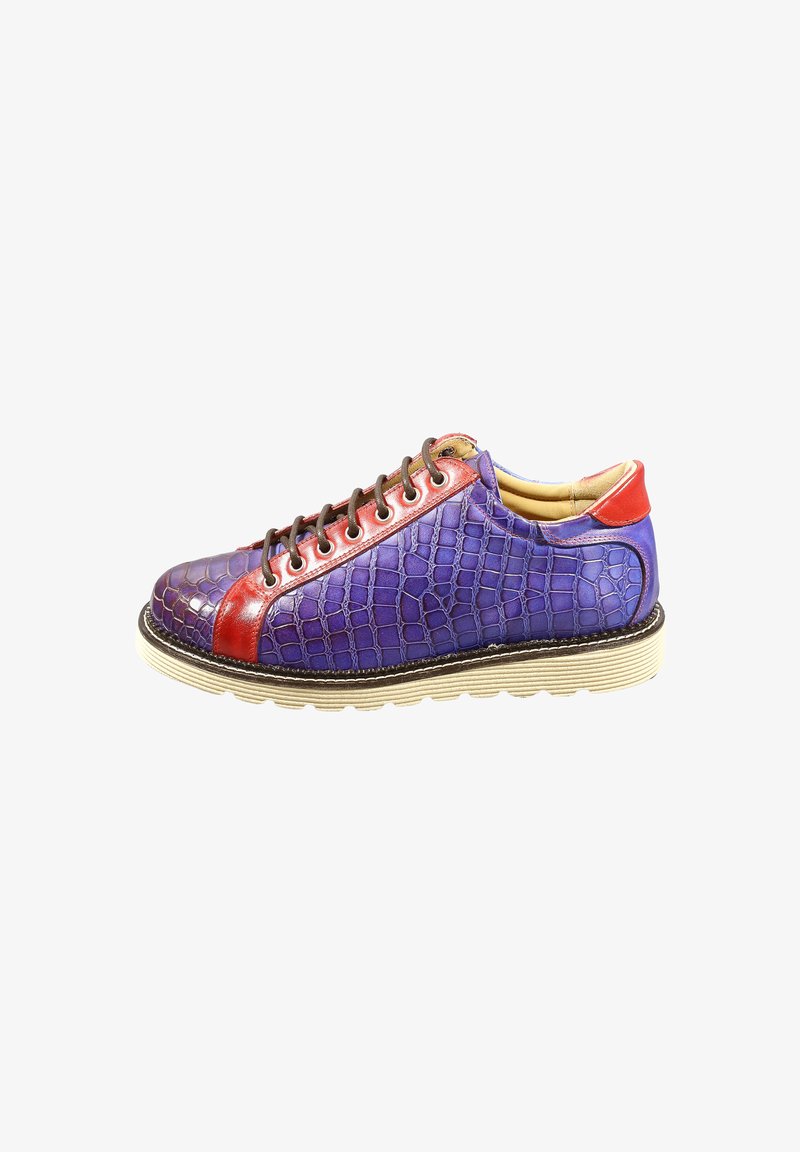 Baskets en cuir violet avec motif crocodile, accents rouges, lacets marron et semelle en caoutchouc texturée. Présentent un design profilé bas.