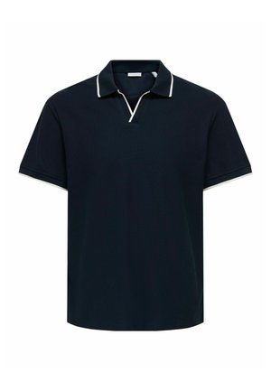 Polo bleu marine à manches courtes avec bordure blanche sur le col, les manches et la patte de boutonnage avant, posé à plat sur un fond blanc.