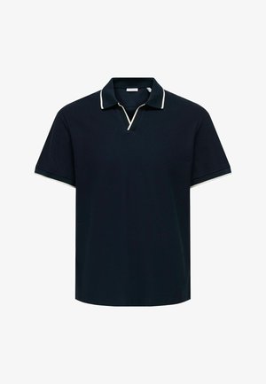 Tumesinise värvi lühikeste varrukatega polosärk, millel on valge ääris krael, varrukatel ja eesotsas, asetatud valgele taustale.