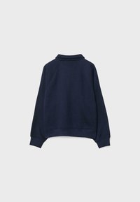 Dunkelblaue Langarm-Sweatshirt mit gerippten Bündchen und Saum, ausgestattet mit hohem Kragen und Raglanärmeln, von hinten gezeigt.