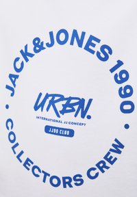 Vit crewneck sweatshirt med blå cirkulär logga med text: "JACK&JONES 1990 URBN. INTERNATIONELL JJ KONCEPT JJ90 KLUBB KOLLEKTORER CREW."
