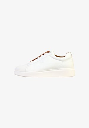 Witte lage leren sneaker met dikke zool en subtiele bruine binnenvoering, weergegeven vanaf de buitenkant op een witte achtergrond.