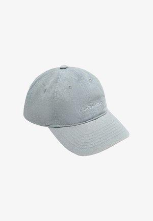 Casquette de baseball gris clair à six panneaux avec visière incurvée et logo "GRACE & MILA" brodé sur le côté avant gauche.
