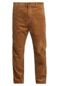 Brązowe spodnie kordrowe z pionowymi żebrami, z zapięciem na guzik i szlufkami na pasek. Prosta nogawka o miękkiej strukturze.