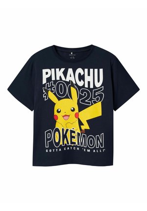 Laivastansininen puuvillapaita, jossa on suuri Pikachu-kuvio, valkoinen ja keltainen teksti sekä lyhyet hihat; rento malli ja pyöreä kaula-aukko.