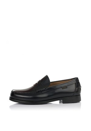 Mocasín penny de cuero negro con tacón bajo, costura moc toe y acabado pulido, mostrado de lado sobre un fondo blanco.