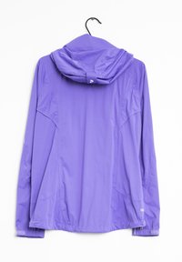 Veste légère mauve avec capuche, dotée d'un tissu lisse, de détails sur les panneaux latéraux et de poignets élastiques pour un ajustement près du corps.