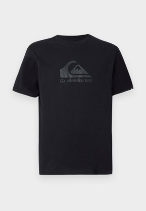 Črna majica siva logotip Quiksilver z obliko valov in gora, postavljena na enobarvno belo ozadje.