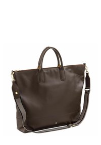 Sac fourre-tout en cuir marron avec deux poignées, une bandoulière amovible et une fermeture éclair. Il présente une texture lisse et des finitions en métal doré.