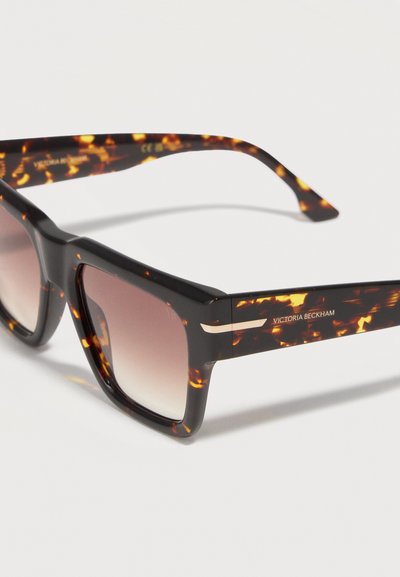 Ορθογώνια γυαλιά ηλίου σε χρώμα χελώνας με βαθμιαία καφετί φακούς και λογότυπο "Victoria Beckham" στο πλάι.