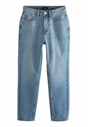 Jeans di denim azzurro chiaro con vita alta, tasche frontali, chiusura con bottone e cerniera, decorati con piccoli borchietti d'argento sulla parte superiore delle cosce anteriori.