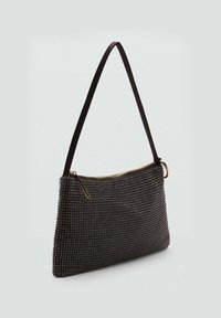 Sac à main tissé noir avec une forme rectangulaire élégante, fermeture éclair et une longue bandoulière ; présente une surface texturée et des accents en métal doré.